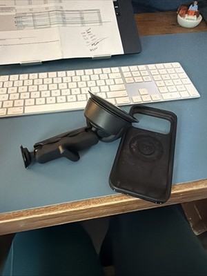 quad lock iphone 17 pro max case With car mount