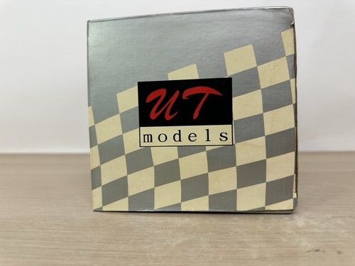 1:18 UT Models 1978 Chevy Corvette con licenza ufficiale Indy 500 Pace Car #21070 - Foto 8 di 24