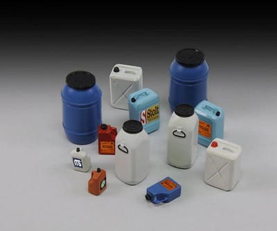 Plastic chemical / water containers & bottles No.2 / 1:35