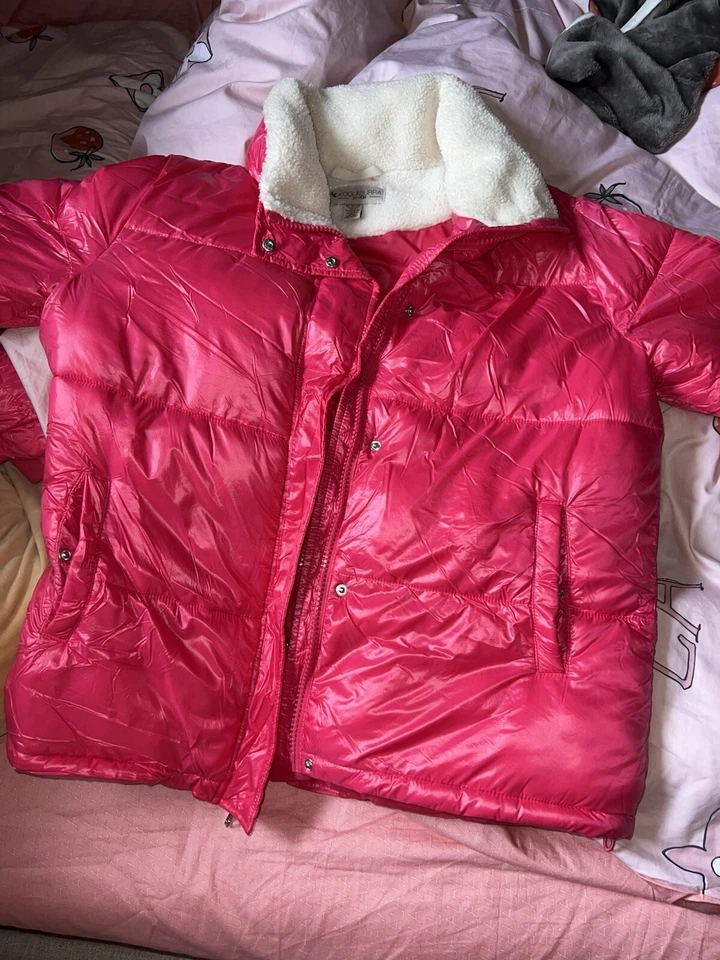 Ugg Koolaburra 粉色 Puffer 大衣 带人造夏尔巴内衬领 M 码 全新