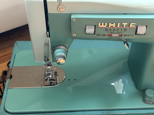 Vintage White Zigzag Sewing Machine w Pedal Case Manual MOD 2335 Turquoise VIDEO - Picture 9 of 22