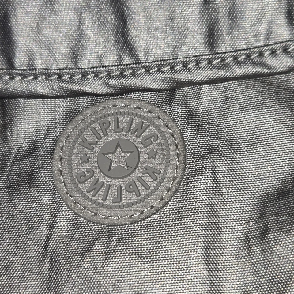 Mochila Kipling Metálica de Nailon Recubierta de Taupe ¡Nunca Llevada! Foto 4 de 4