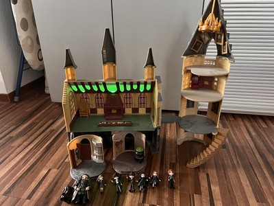 Harry Potter Hogwarts Schloss mit Figuren.