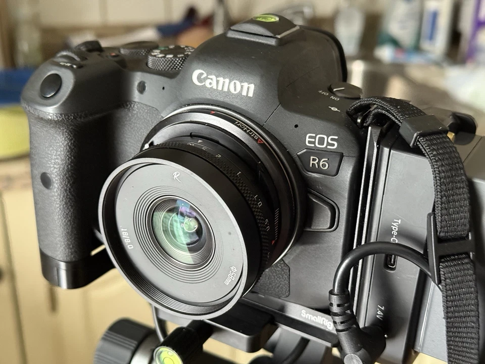 Objetivo de cambio de enfoque manual AstrHori 18 mm f8 fotograma completo o montura APS-C Canon EOS RF Foto 2 de 4