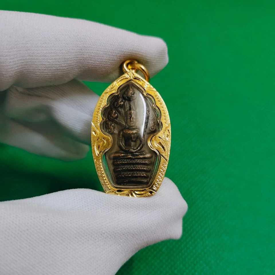 Naga Covering Buddha Phra Nakprok LP Tim Thai Amuleto Carcasa de Micrones Dorados Foto 3 de 4