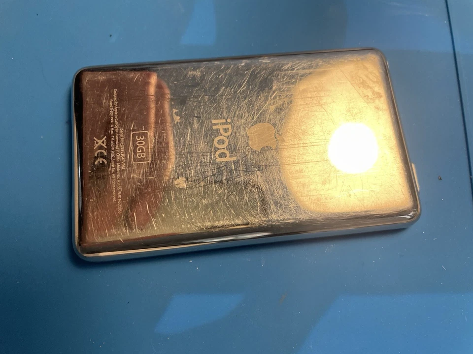 Genuine Apple IPod Classic 5.5 Gen 30gb back housing - Reclaimed - Image 3 of 3