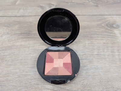 Signature Club A Crystal Facets Eyeshadow Compact