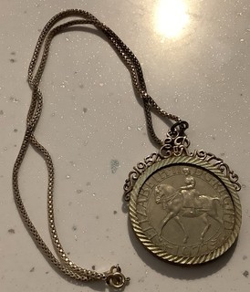 QUEEN ELIZABETH II SILBER JUBILÄUM 1977 MÜNZE IN STERLINGSILBER RAHMEN 18" Kette
