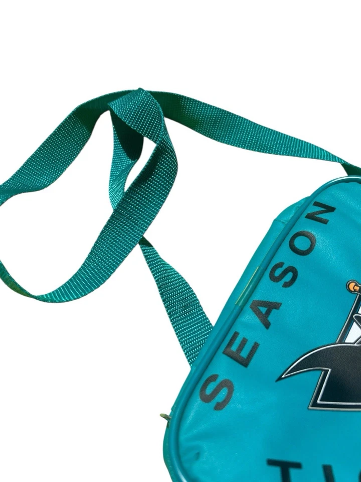 Bolsa de almuerzo aislada triángulo con aislamiento de la NHL con soporte para boleto de temporada de tiburones de San José de colección de los 90 Foto 4 de 4