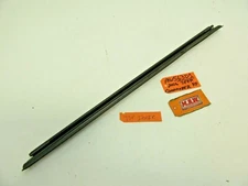 DOOR PANEL DOOR GLASS WINDOW INNER TOP EDGE SEAL STRIP RIGHT FRONT RF COMMANDER
