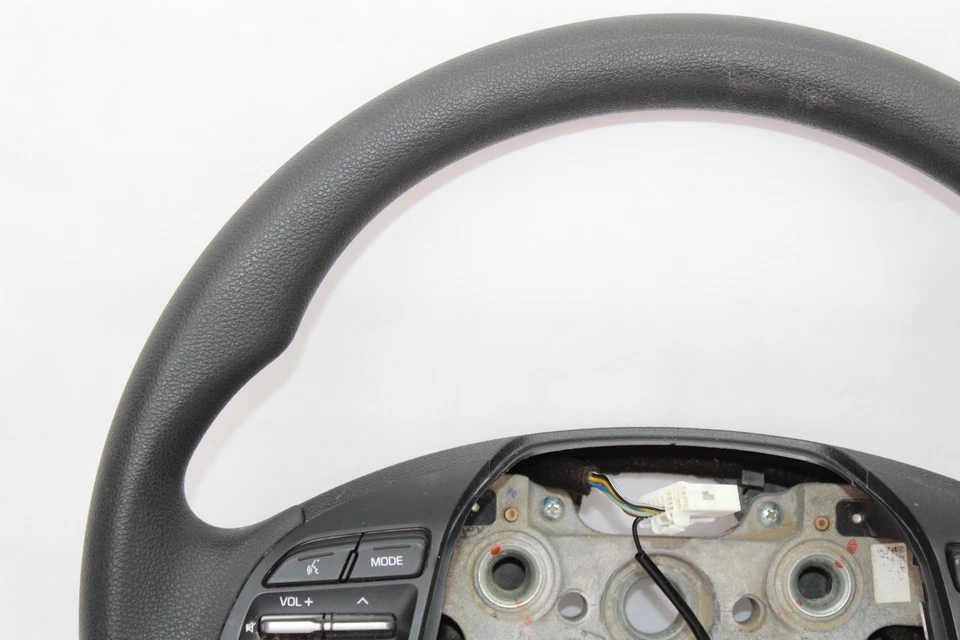 Volante Hyundai Elantra GT 2018-2020 goma negra con interruptor de control de crucero Foto 2 de 4