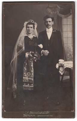 Fotografie J. Gemeinhardt, Berlin, Brunnestr. 113, Brautpaar im schwarzen Hochz 