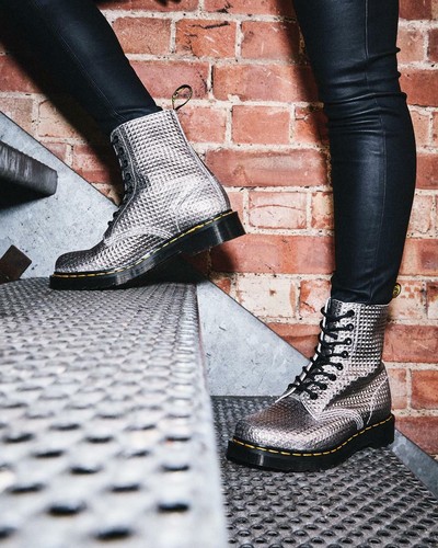 Dr. Martens Silber Metallic 1460 Pascal Nieten Prägung Leder Stiefel UVP £ 149 UK5-8 - Bild 14 von 14