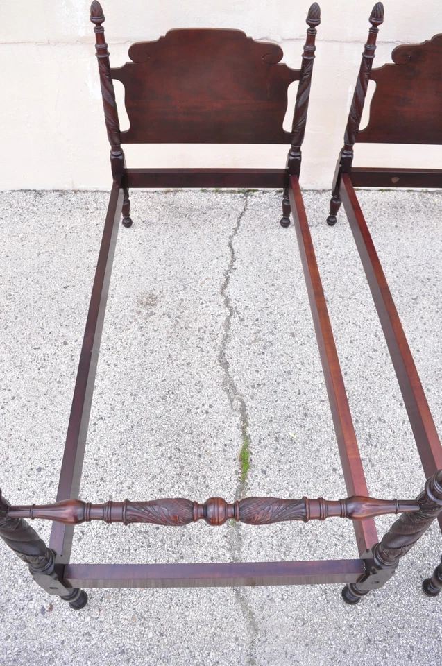 Antigua cama doble Sheraton Federal tallada caoba con acabado de bellota de Richter - par Foto 3 de 4