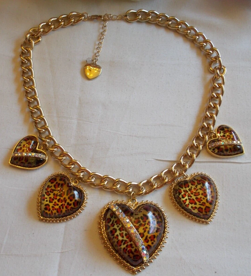 BETSEY JOHNSON CHUNKY LEOPARD LUCITE THREE HEARTS STATEMENT NECKLACE PREOWNED - Image 3 of 4