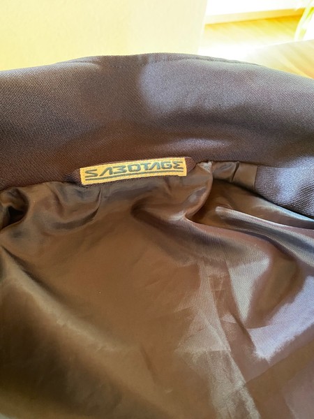 Sabotage Anzug