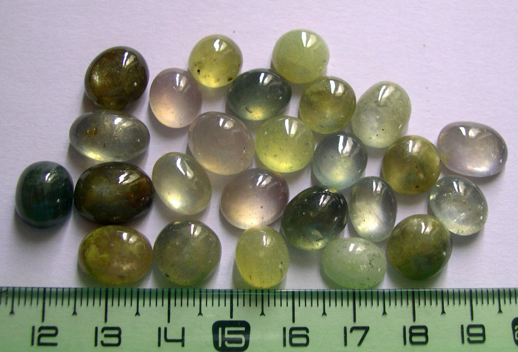 Saphirs verts naturels de prestige, lot cabochon de 173 carats pour bijoux d'exception