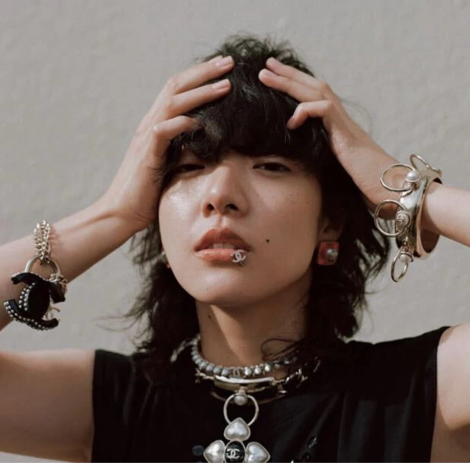 CHANEL leicht gebrauchter seltener Lippenring Strass Coco Mark Chanel Logo Accessoire - Bild 4 von 4