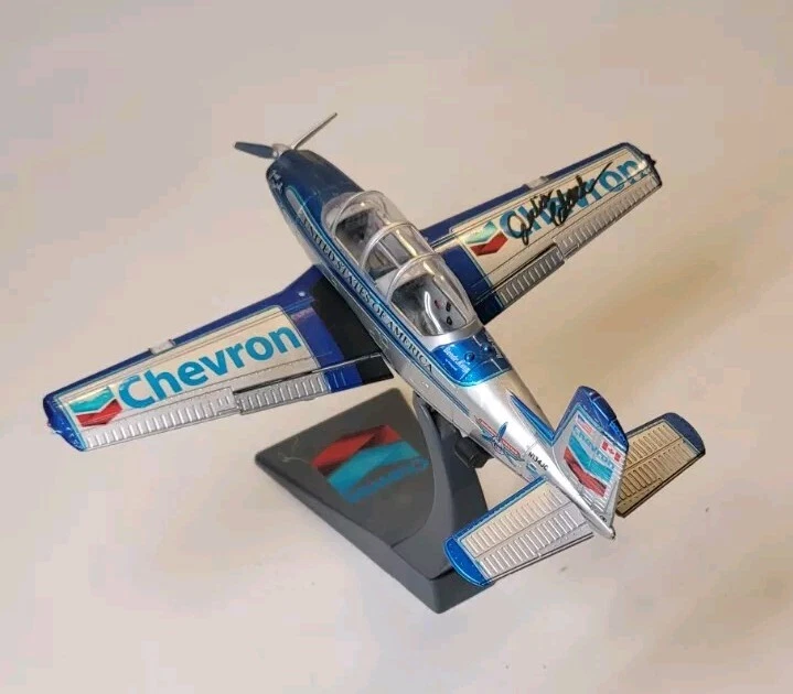 Avión diecast Chevron Mentor Beechcraft T-34 Free Spirit firmado por Julie Clark Foto 3 de 4