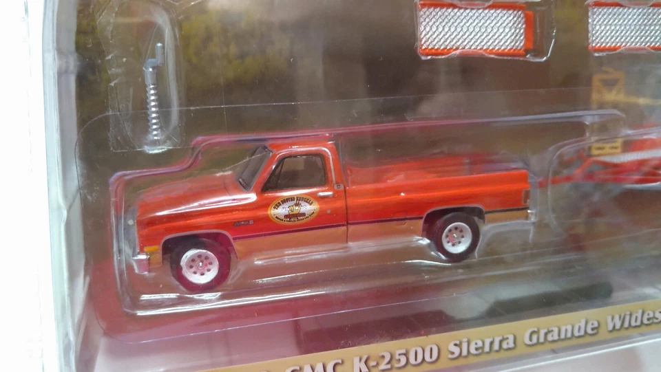 Greenlight Hitch & Tow 1982 GMC K-2500 Sierra Grande Wideside with Tandem (C2) - Photo 2/3