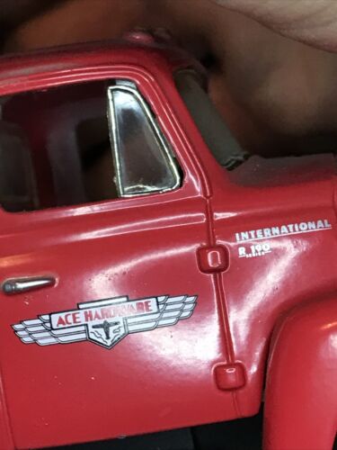 FIRST GEAR 1957 INTERNATIONAL R-190 DRY GOODS VAN ACE HARDWARE 1/34 SCALE - Picture 5 of 9