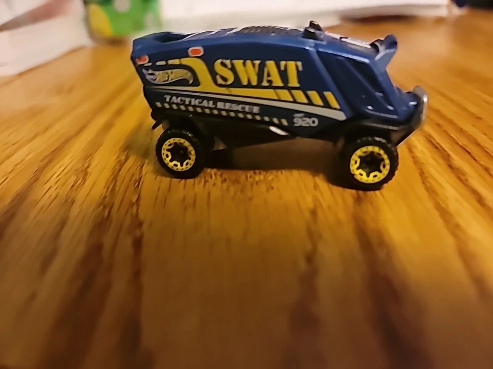 Hot Wheels Lote de 2 - Vehículos de Policía Aero Pod SWAT, Simbólicos Foto 4 de 4