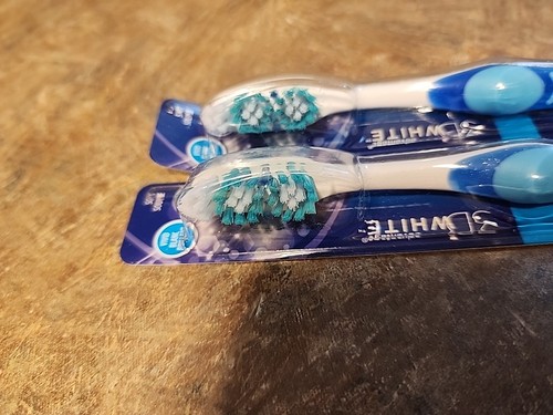 Lot Of 2 Oral-B 3d White Soft Bristle Tooth Brush - Picture 2 of 5