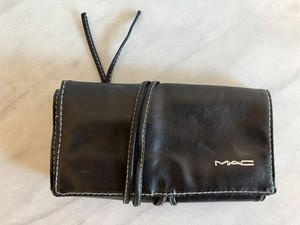 MAC COSMETICS BLACK FAUX LEATHER FOLD UP BUSH ROLL BAG HOLDER - EUC