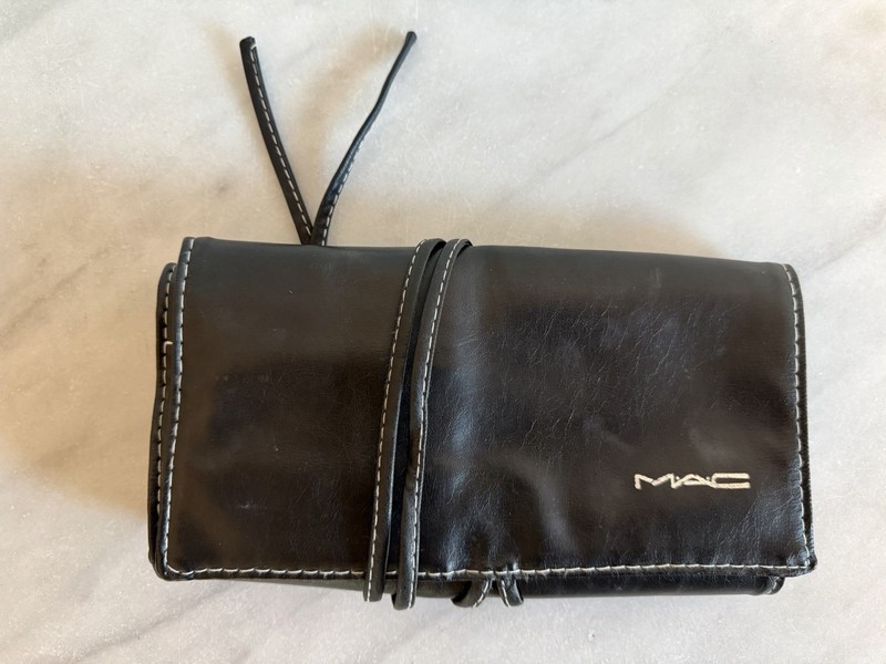 MAC COSMETICS BLACK FAUX LEATHER FOLD UP BUSH ROLL BAG HOLDER - EUC