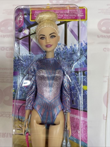 Barbie -Ginnasta, Bambola Bionda con Coloratissimo Body, 2 Bastoni e Nastro, Gio - Foto 2 di 7