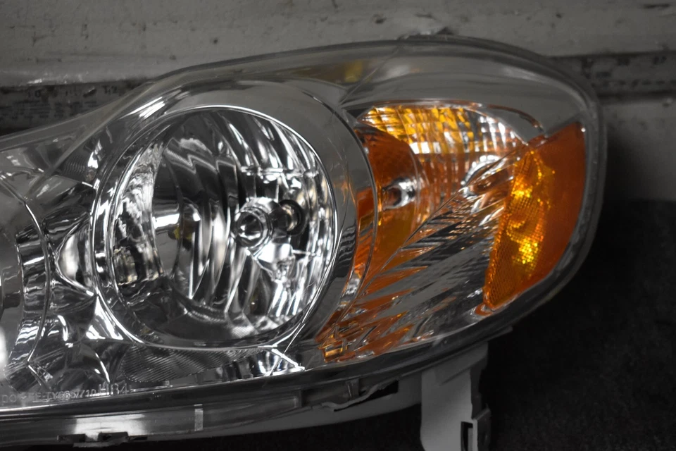 Faro lateral izquierdo toyota corolla 2005-2008 recambio Foto 3 de 4