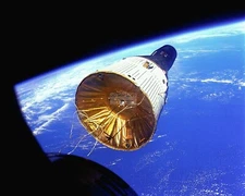 GEMINI 6 VIEWS GEMINI 7 FIRST SPACECRAFT RENDEZVOUS - 8X10 NASA PHOTO (BB-160)