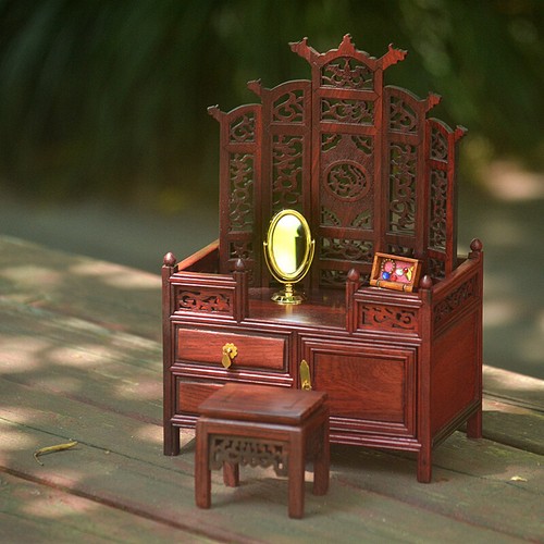 Classic House Miniature Red Solid Wood Furniture Model Mini Bed Recliner Frame - Picture 5 of 16