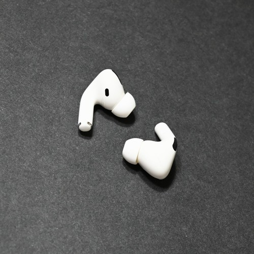 Apple AirPods Pro with MagSafe Wireless Charging Case - White - Photo 3 sur 5