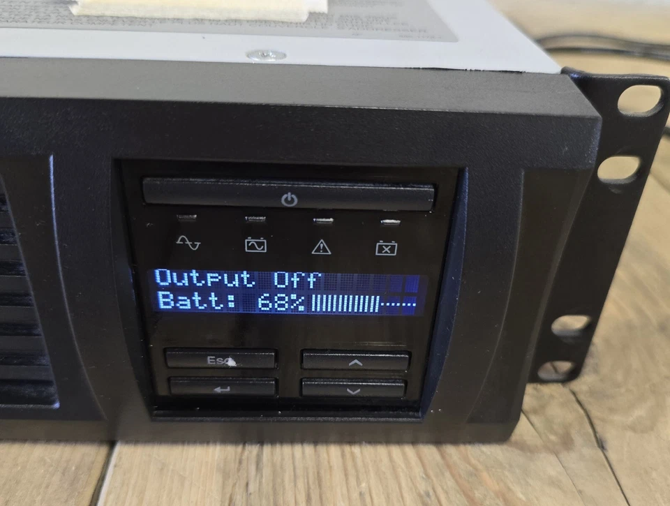 APC Smart-UPS SMT1500RMI2U (1500 VA) - Line interactive With Batteries - Image 2 of 4