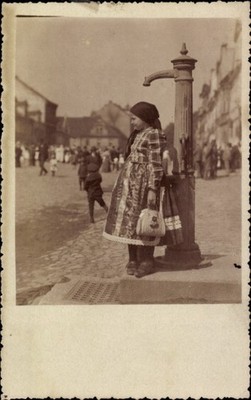 Photo postcard Domažlice Taus region Pilsen, girl in costume, water pump - 11448152