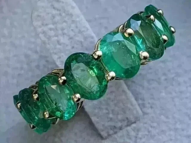 Anillo banda de eternidad esmeralda verde creado en laboratorio corte ovalado de 5 quilates enchapado en oro amarillo de 14 quilates Foto 4 de 4