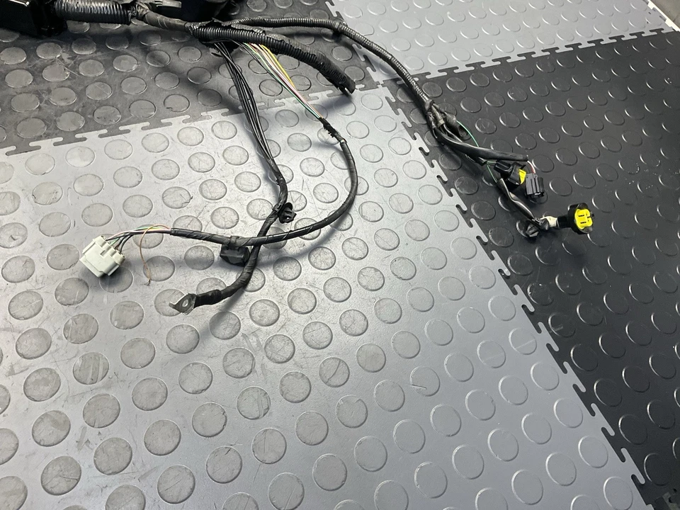 Nissan Máxima 2016 compartimento del motor delantero izquierdo caja de fusibles caja de conexiones cables OEM Foto 3 de 4