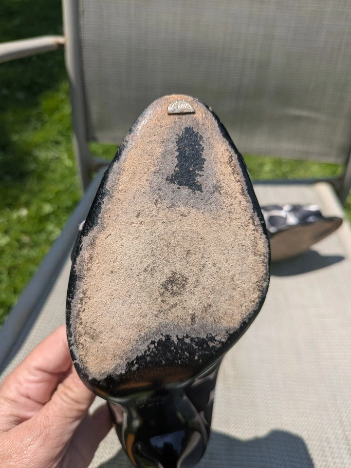 Tacones Gucci para mujer negros blancos con estampado de vaca con punta abierta talla 7,5 RTL $1300 Foto 4 de 4