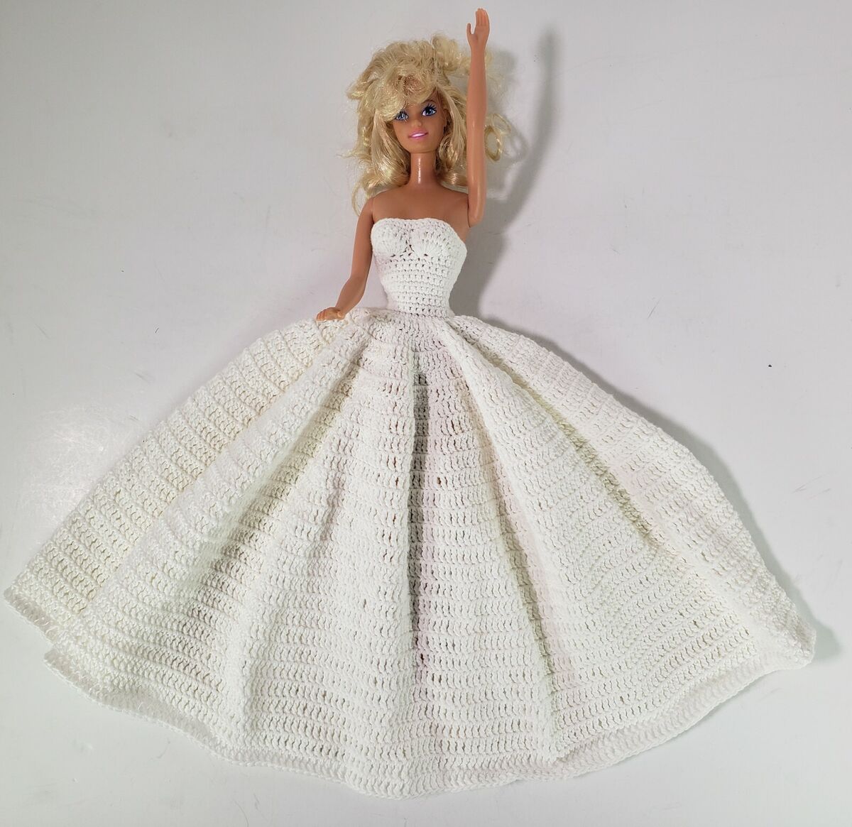 ROUPAS PARA BARBIE DE CROCHÊ  Crochet barbie clothes, Crochet doll dress,  Barbie clothes