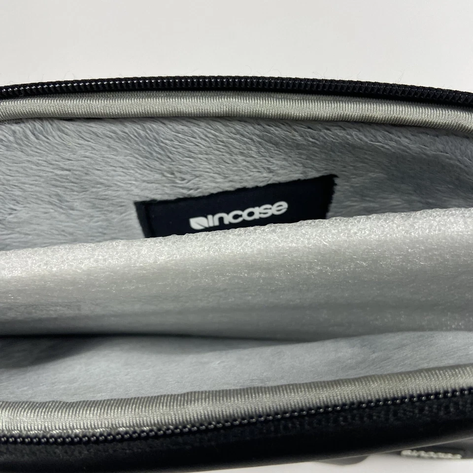 "Funda de neopreno negra para computadora portátil Incase 13"" - Forro polar suave - Cierre de cremallera" Foto 2 de 4