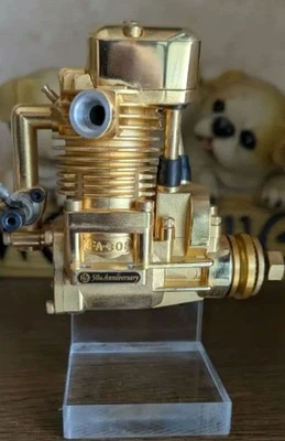 Moteur 4 temps SAITO FA-30GA 50th Anniversary Limited Gold Rare sans boîte - Photo 1/4