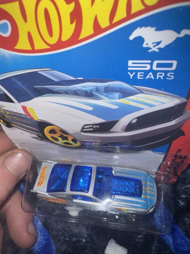 Hot Wheels Track Aces 2014 50 años de Mustang - Mustang GT 13 - plateado Foto 2 de 3