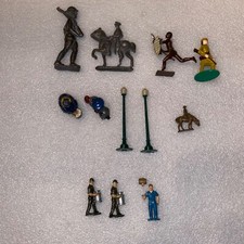 10 Vintage Toy Lead Figures  2 Plastic Light Posts