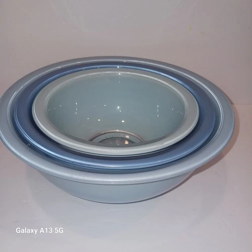 PYREX Shades Of Blue Nesting Bowl Set of 3 322 323 325 Clear Bottom Pastel Blues
