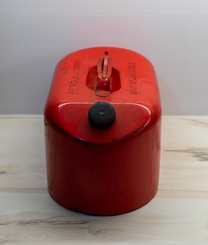 VINTAGE DIESEL / PETROL CAN - RED STEEL - 2 GALLON SWEDISH - Picture 2 of 6