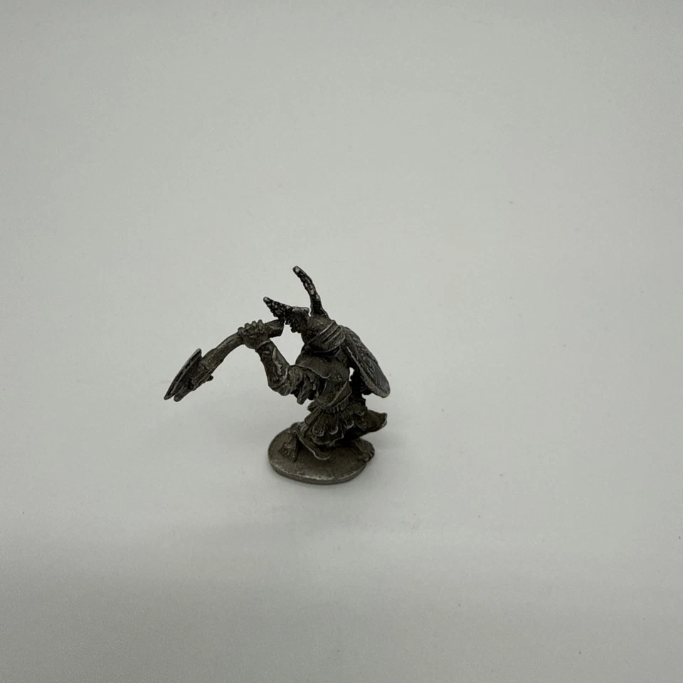 Figura de peltre miniatura de colección Ral Partha fantasía guerrero hacha escudo 1983 H Foto 2 de 4