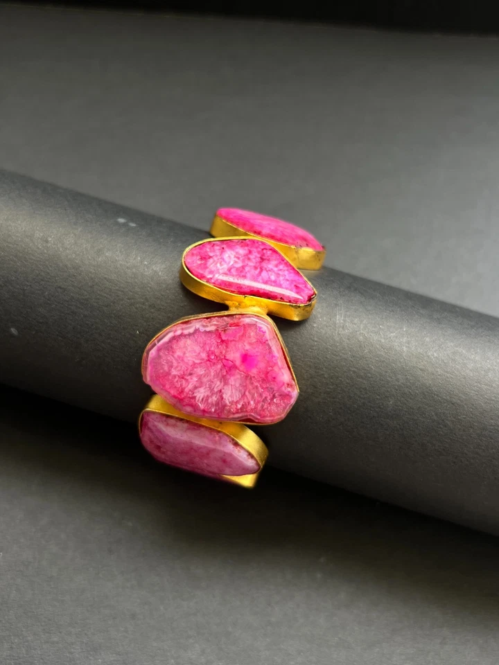 Brazalete Druzy Slice rosa crudo chapado en oro | Brazalete de piedras preciosas llamativas Foto 4 de 4