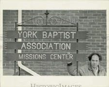 1984 Press Photo Wayne Porter in front of York Baptist Association at Rock Hill