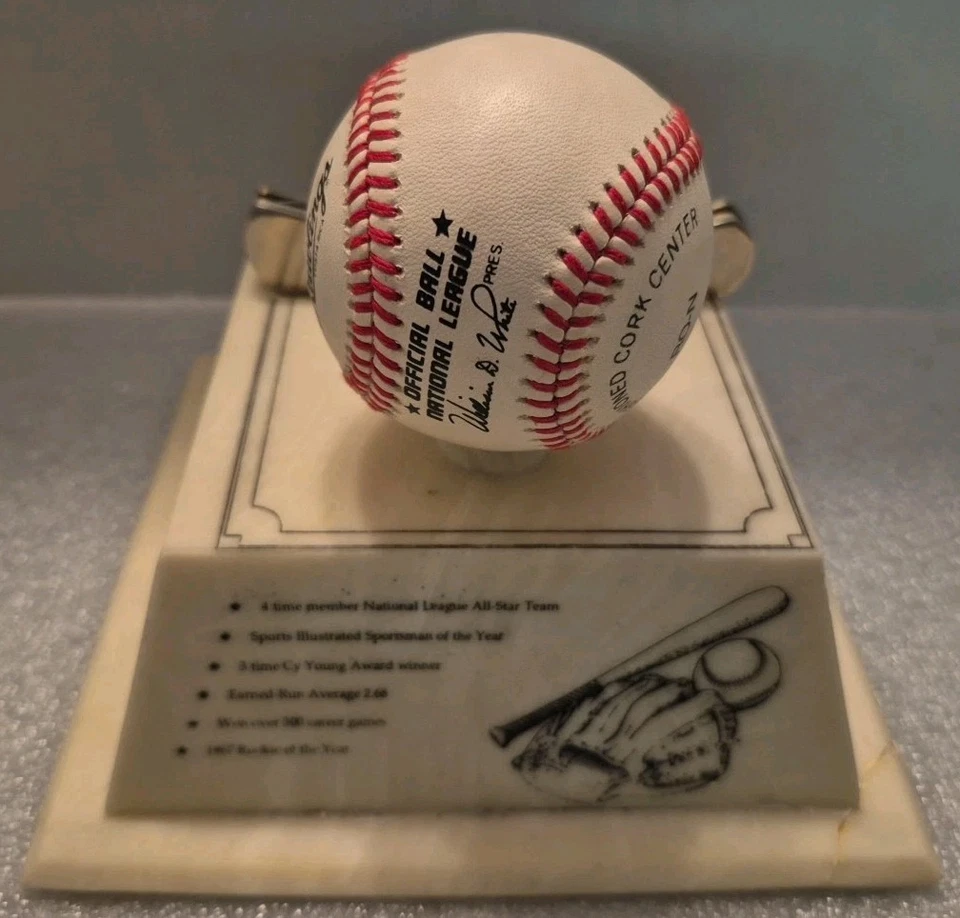 Cuchillo Tom Seaver Commerative Parker A139 y béisbol firmado sobre soporte de mármol Foto 4 de 4